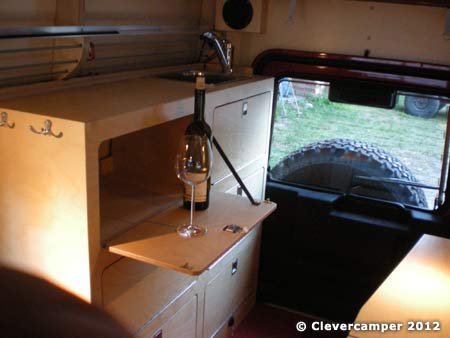 Clevercamper Innenausbau >> Not-Tisch für den vorderen Sitzplatz