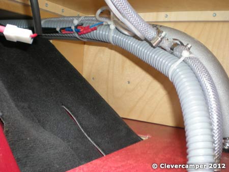 Clevercamper Innenausbau >> leicht zugängliche Wasserinstallation